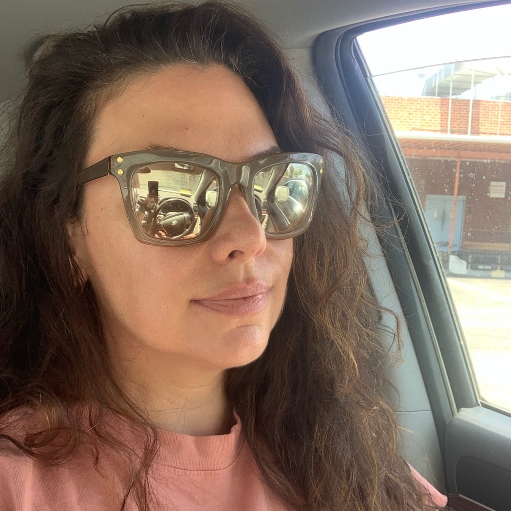 Authentic beautiful mirrored sunglasses. Styles well with everything.